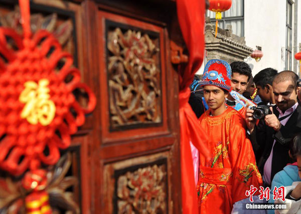 الطلاب الأجانب من 26 دولة يجربون حفل زفاف صيني تقليدي
