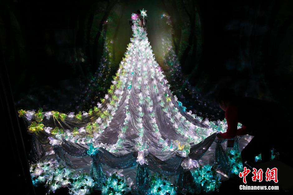 عرض فساتين زفاف باهرة مضيئة بالألياف البصرية فى الصين
