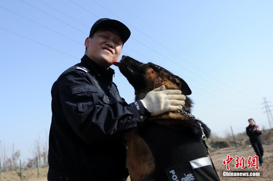 شرطة سكك حديدية تدرّب كلابها استعداداً لذروة السفر خلال عيد الربيع