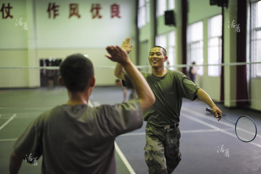 مشاهد تظهر الحياة اليومية لجنود صينيين 