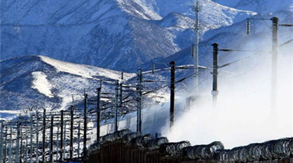 أول خط حديدي فائق السرعة يعبر حوض وجبلبدأ تشغيل خط السكك الحديدية الفائقة السرعة الرابط بين مدينتي أوروموتشي ولانتشو في 26 ديسمبر عام 2014، وهو أول خط حديدي فائق السرعة يعبر صحراء العاصفة وحوض توربان باعتباره أكثر الأماكن انخفاضا في الصين ونفق جبل تشيليان الذي يبلغ ارتفاعه الأقصى 3607.4 متر عن سطح البحر.