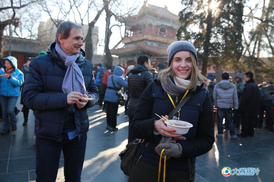 توزيع حساء "لاباشو" مجانيا في بكين 