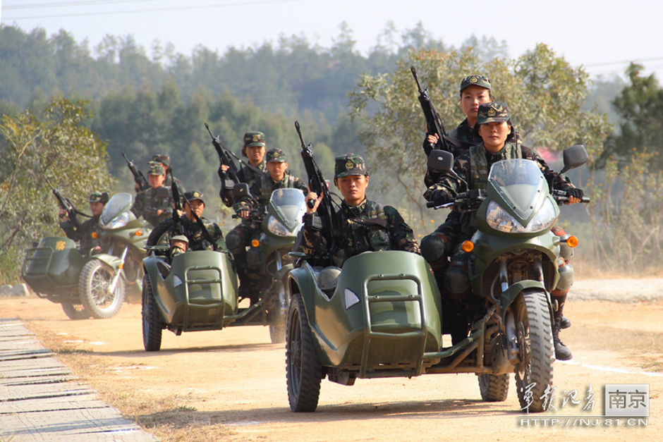 تدرب الجنديات الصينيات على المهارات الفائقة فى المناورة