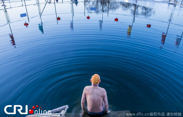 المسنون يسبحون في بحيرة جليدية ببكين لتقوية الأجسام