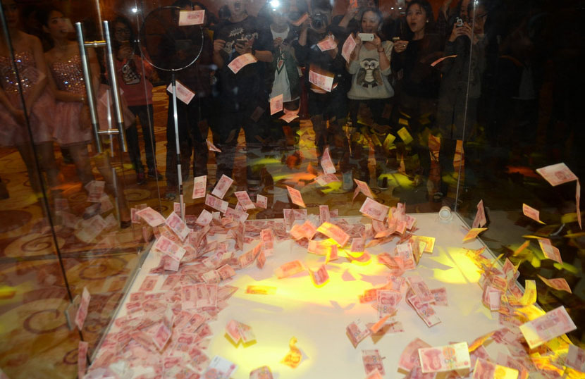 شركة صينية تنظم مسابقة"اصطياد" الأموال بالشبكة، كجوائز رأس السنة لموظفيها 