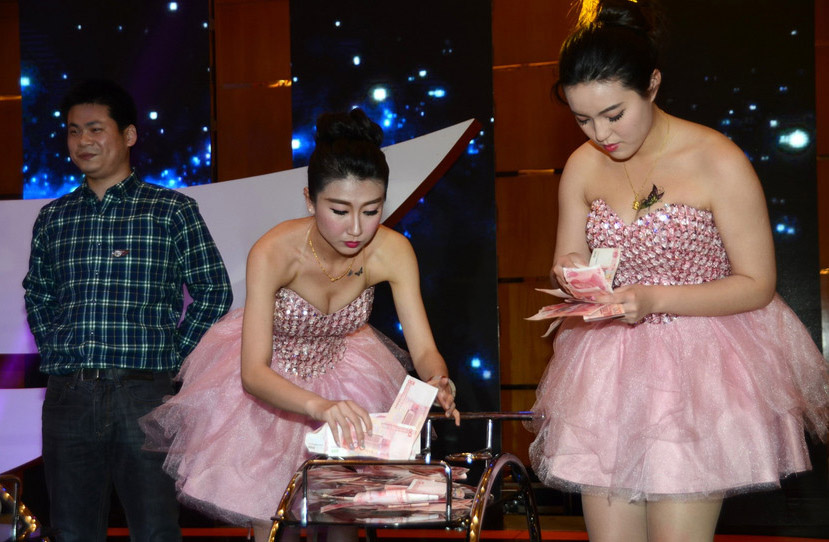 شركة صينية تنظم مسابقة"اصطياد" الأموال بالشبكة، كجوائز رأس السنة لموظفيها 