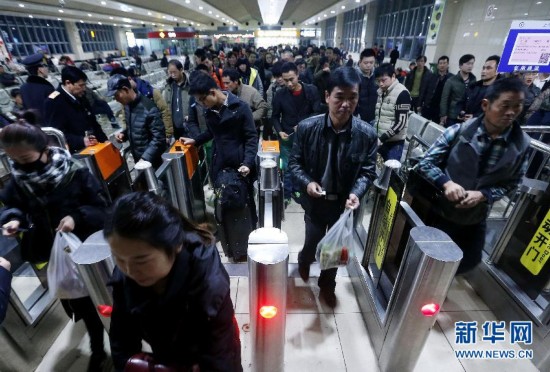 انطلاق موسم "الهجرة العظيمة " في الصين مع اقتراب عيد الربيع الصيني 2015