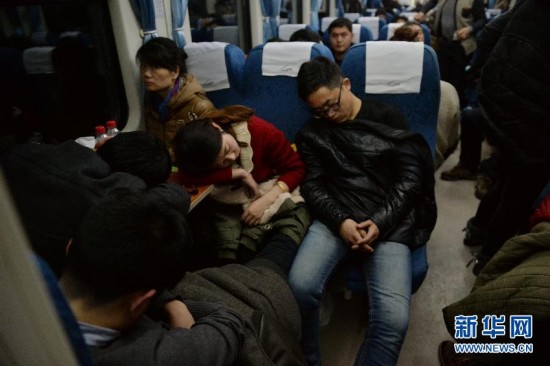 انطلاق موسم "الهجرة العظيمة " في الصين مع اقتراب عيد الربيع الصيني 2015