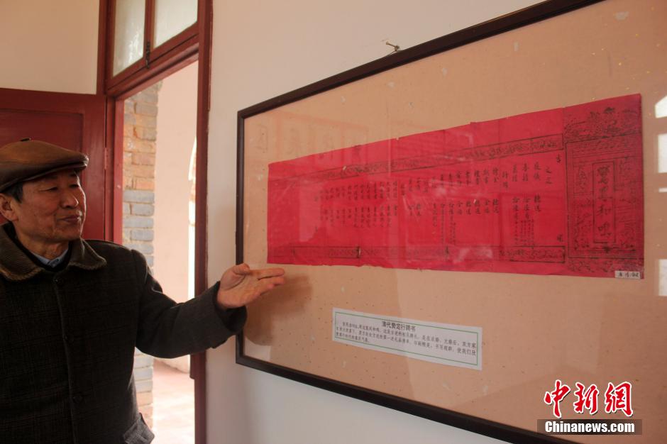 مسن صيني يجمع ألفي شهادة زواج مختلفة العصور خلال 20 سنة