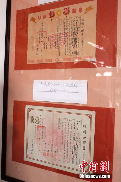 مسن صيني يجمع ألفي شهادة زواج مختلفة العصور خلال 20 سنة