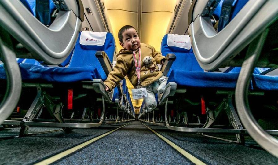 طفل صيني مبتور الساقين "يقود الطائرة"