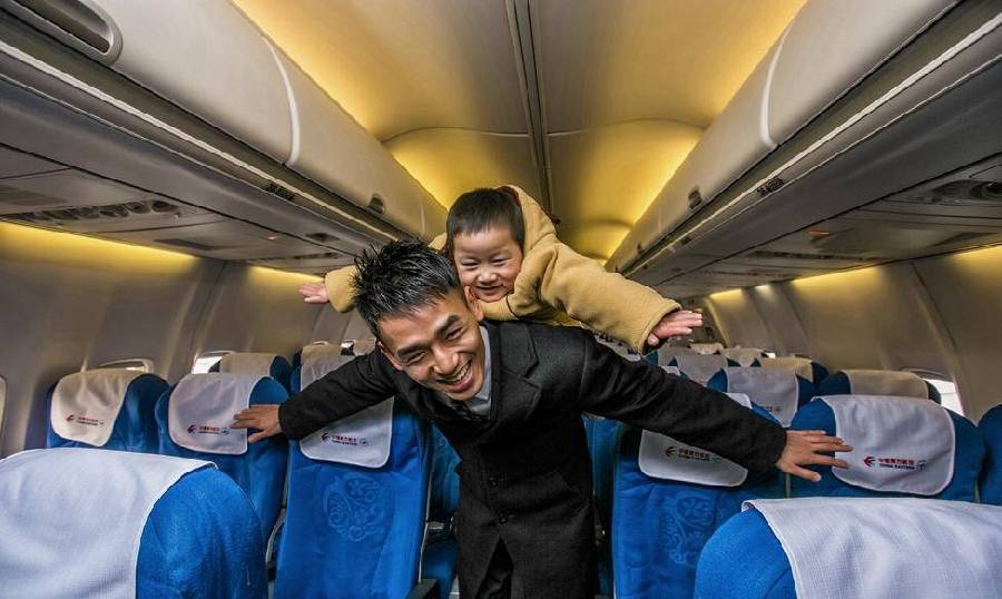 طفل صيني مبتور الساقين "يقود الطائرة"