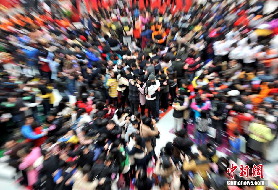 تعانق 11000 شخص فى الصين لتحدي الرقم القياسي العالمي