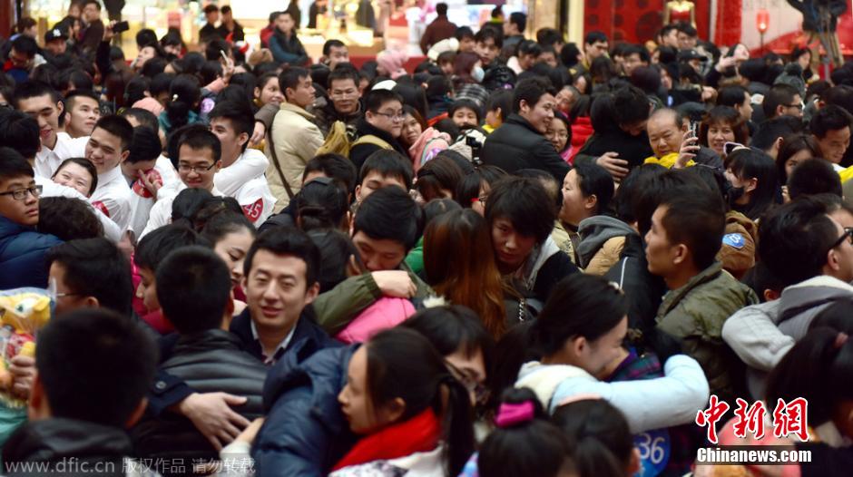 تعانق 11000 شخص فى الصين لتحدي الرقم القياسي العالمي