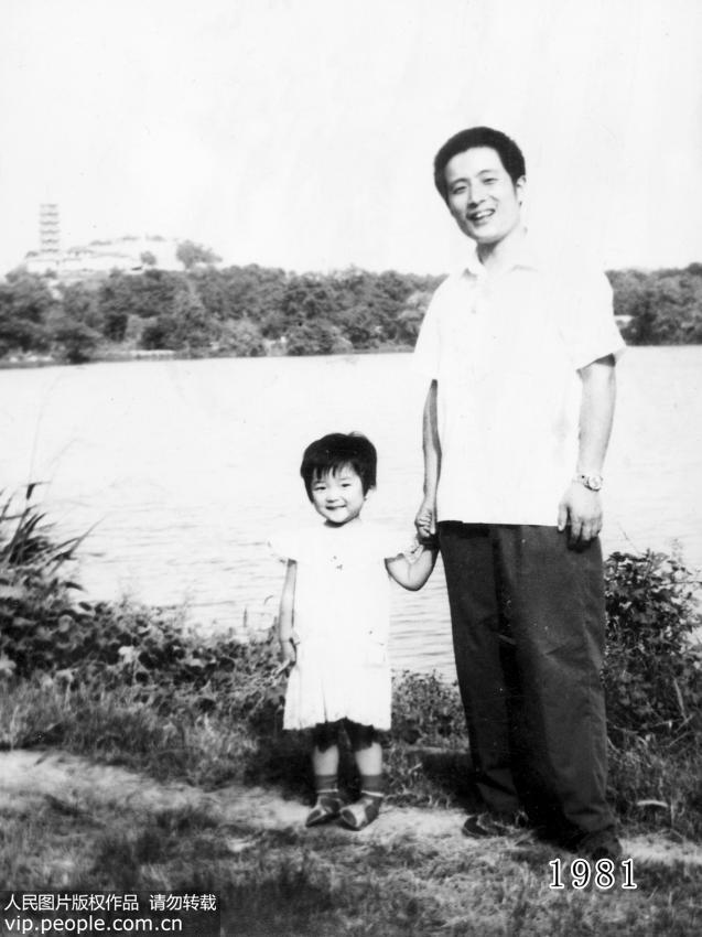 أب وابنته يلتقطان صورا فى نفس الموقع ل35 سنة متتالية