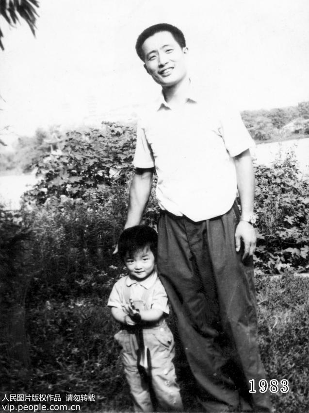 أب وابنته يلتقطان صورا فى نفس الموقع ل35 سنة متتالية