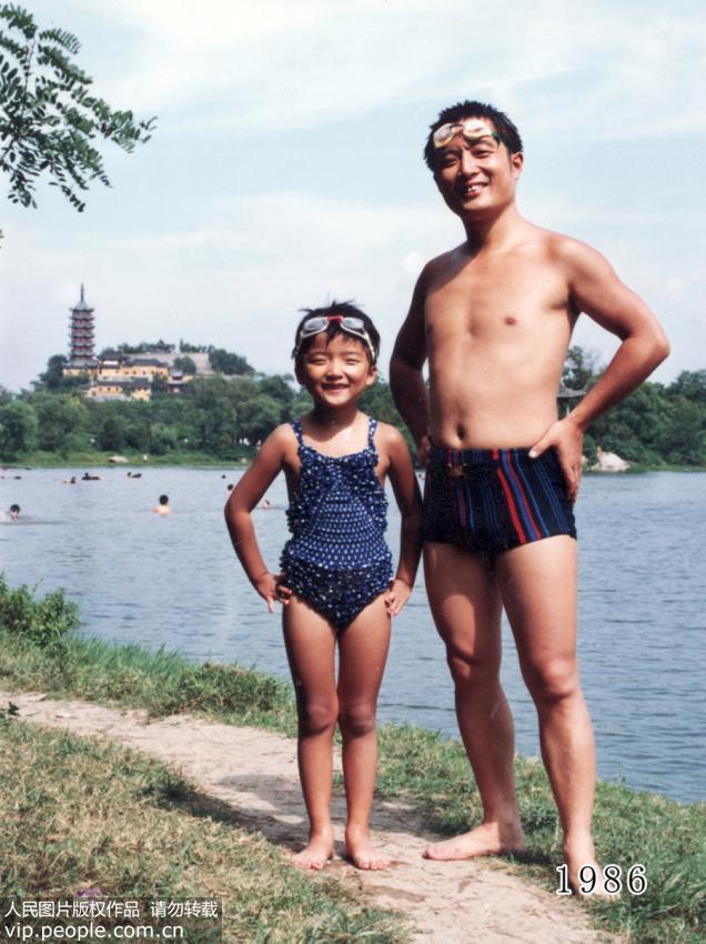 أب وابنته يلتقطان صورا فى نفس الموقع ل35 سنة متتالية