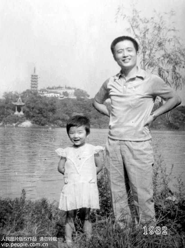 أب وابنته يلتقطان صورا فى نفس الموقع ل35 سنة متتالية