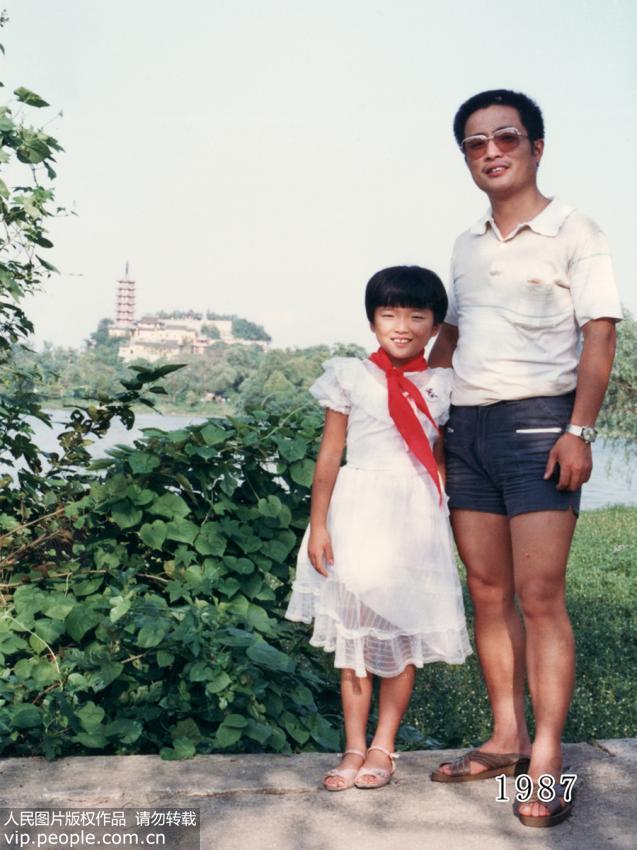 أب وابنته يلتقطان صورا فى نفس الموقع ل35 سنة متتالية