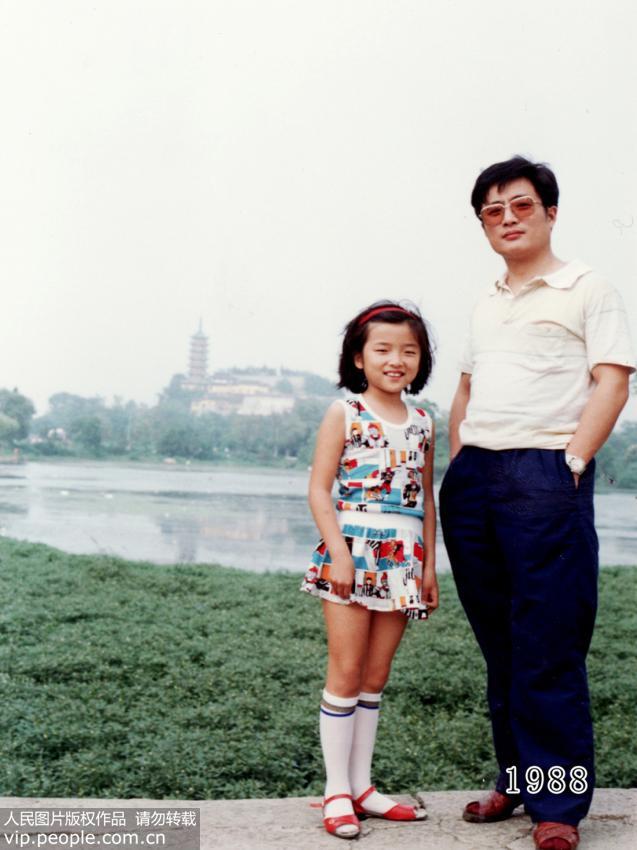 أب وابنته يلتقطان صورا فى نفس الموقع ل35 سنة متتالية