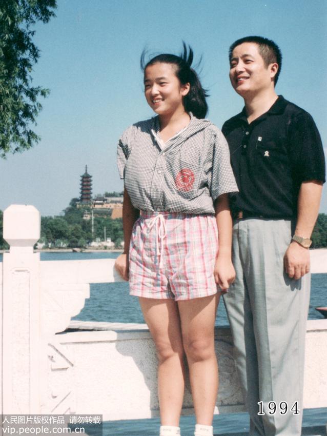 أب وابنته يلتقطان صورا فى نفس الموقع ل35 سنة متتالية