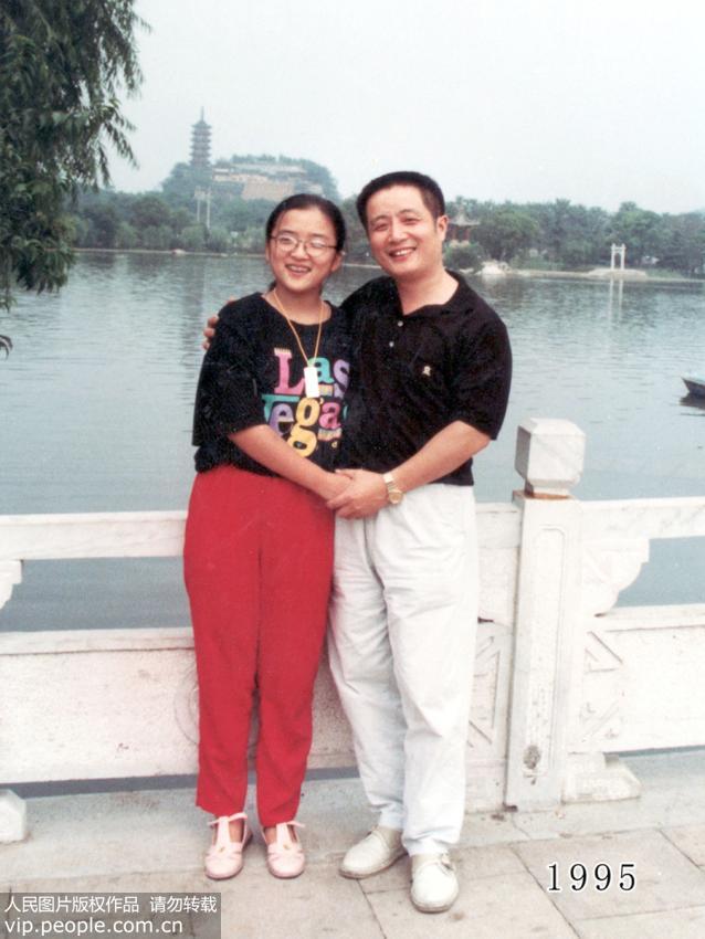 أب وابنته يلتقطان صورا فى نفس الموقع ل35 سنة متتالية