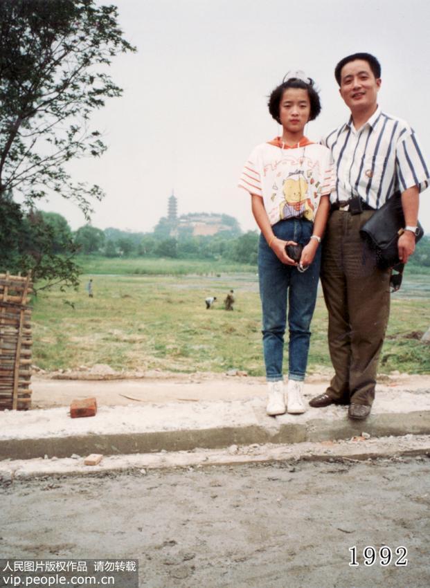 أب وابنته يلتقطان صورا فى نفس الموقع ل35 سنة متتالية