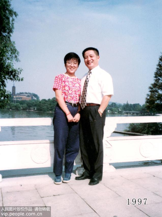 أب وابنته يلتقطان صورا فى نفس الموقع ل35 سنة متتالية