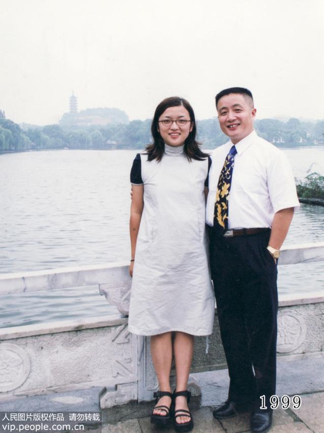 أب وابنته يلتقطان صورا فى نفس الموقع ل35 سنة متتالية