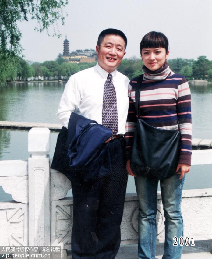 أب وابنته يلتقطان صورا فى نفس الموقع ل35 سنة متتالية