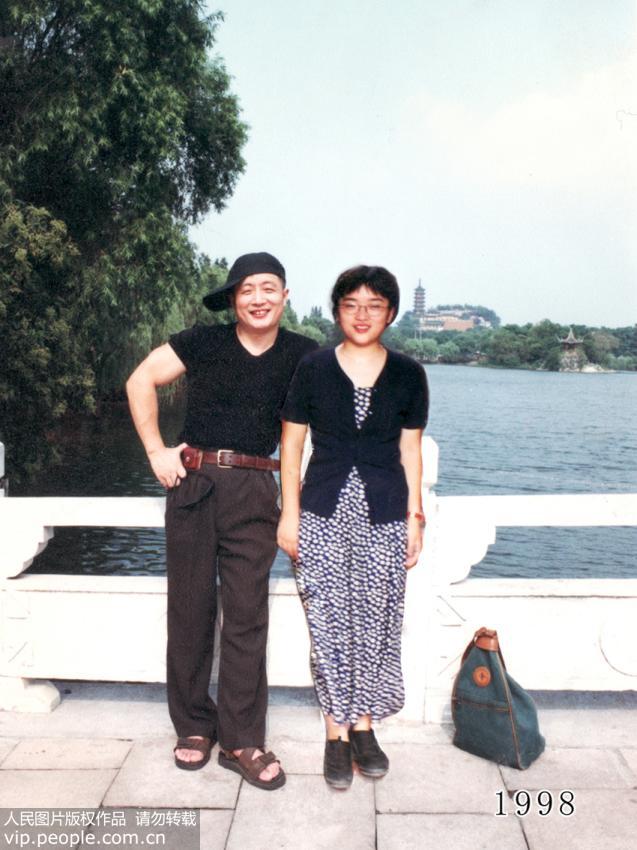 الصورة الجماعية للأب هوا يون تشينغ وابنته هوا هوا فى عام 1998 صورة مركبة قام بها الأب بسبب وجود الابنة هوا هوا خارج البلد فى ذلك السنة.