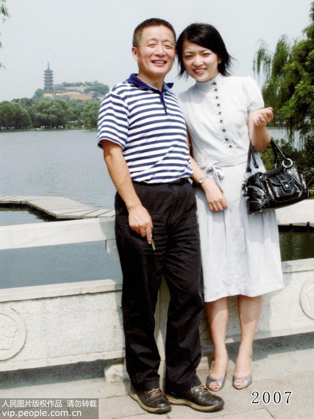 أب وابنته يلتقطان صورا فى نفس الموقع ل35 سنة متتالية