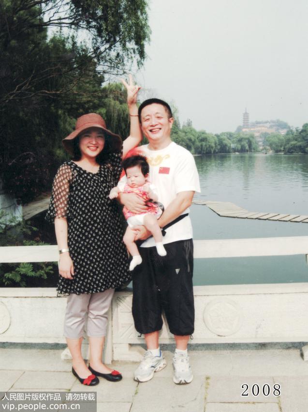 أب وابنته يلتقطان صورا فى نفس الموقع ل35 سنة متتالية