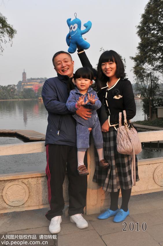 أب وابنته يلتقطان صورا فى نفس الموقع ل35 سنة متتالية