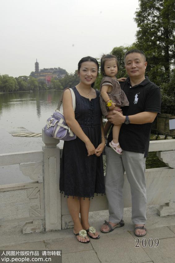 أب وابنته يلتقطان صورا فى نفس الموقع ل35 سنة متتالية