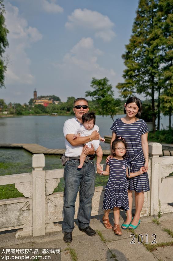 أب وابنته يلتقطان صورا فى نفس الموقع ل35 سنة متتالية