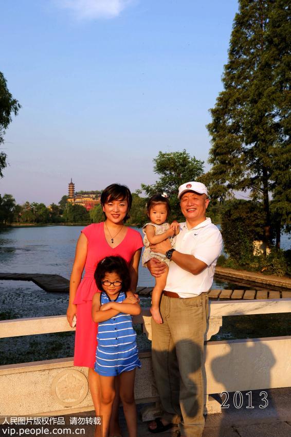 أب وابنته يلتقطان صورا فى نفس الموقع ل35 سنة متتالية