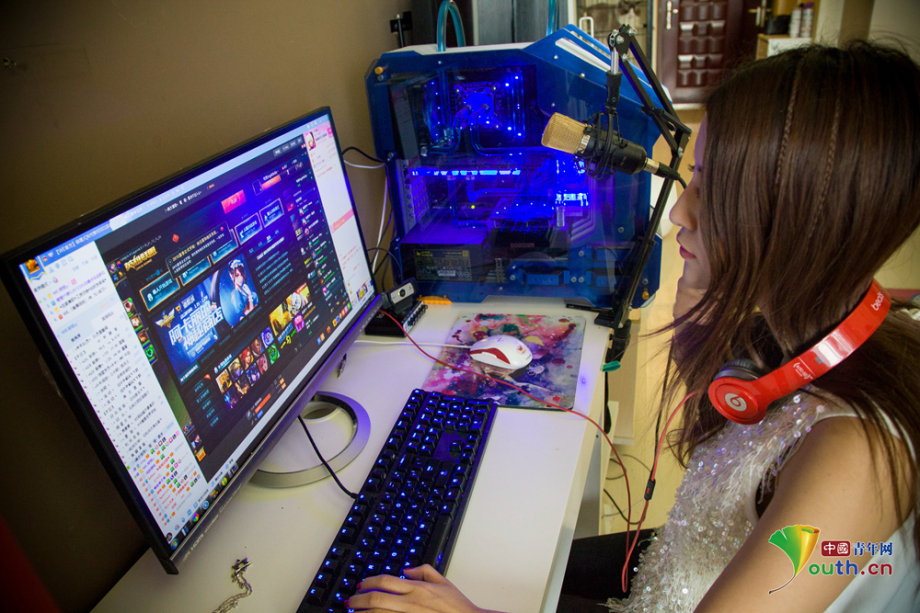 حياة "مضيفة" لعبة جماعية على الانترنت