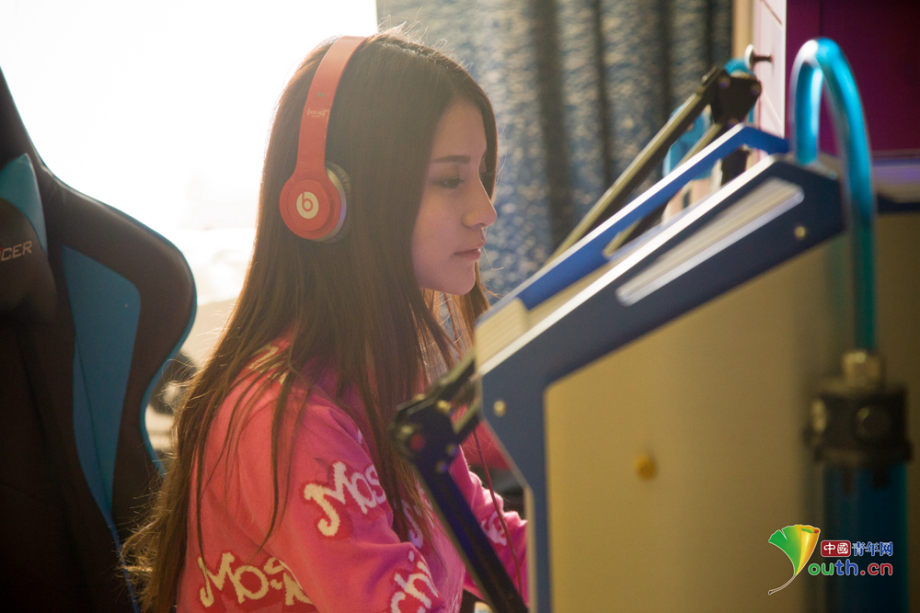 حياة "مضيفة" لعبة جماعية على الانترنت