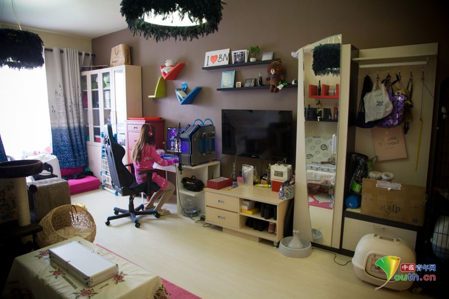 حياة "مضيفة" لعبة جماعية على الانترنت