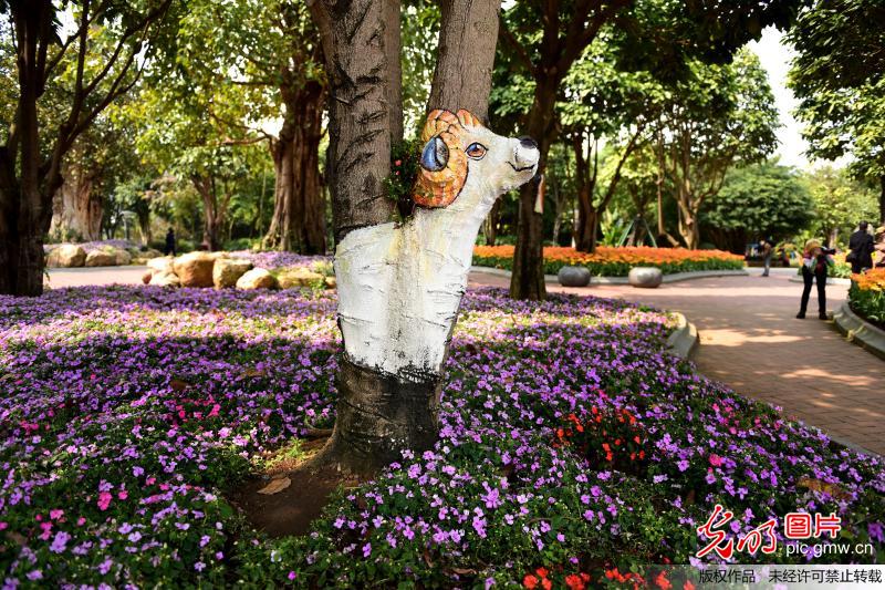 رسومات نابضة بالحياة تزين جذوع أشجار في جنوب غرب الصين