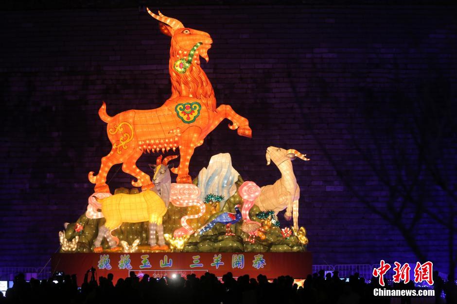 افتتاح مهرجان تسيقونغ الدولي للمصابيح احتفالا بعيد الربيع الصيني 