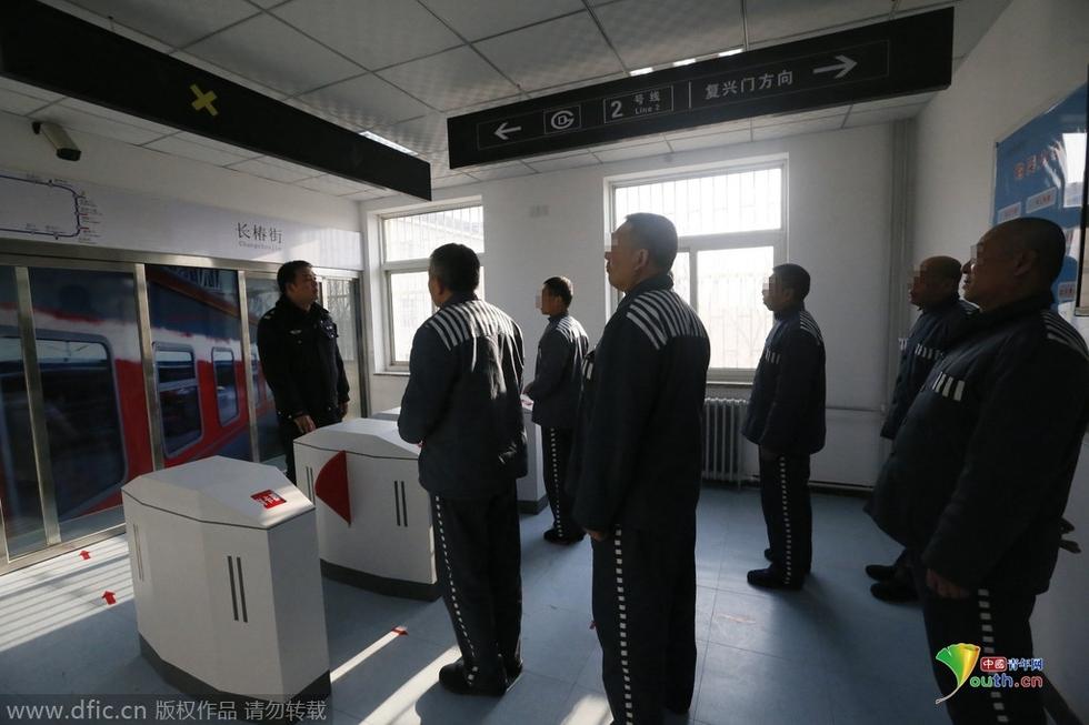 مركز لتعليم السجناء ببكين يقدم للمسجونين دروسا في ركوب المترو قبل عودتهم إلى المجتمع