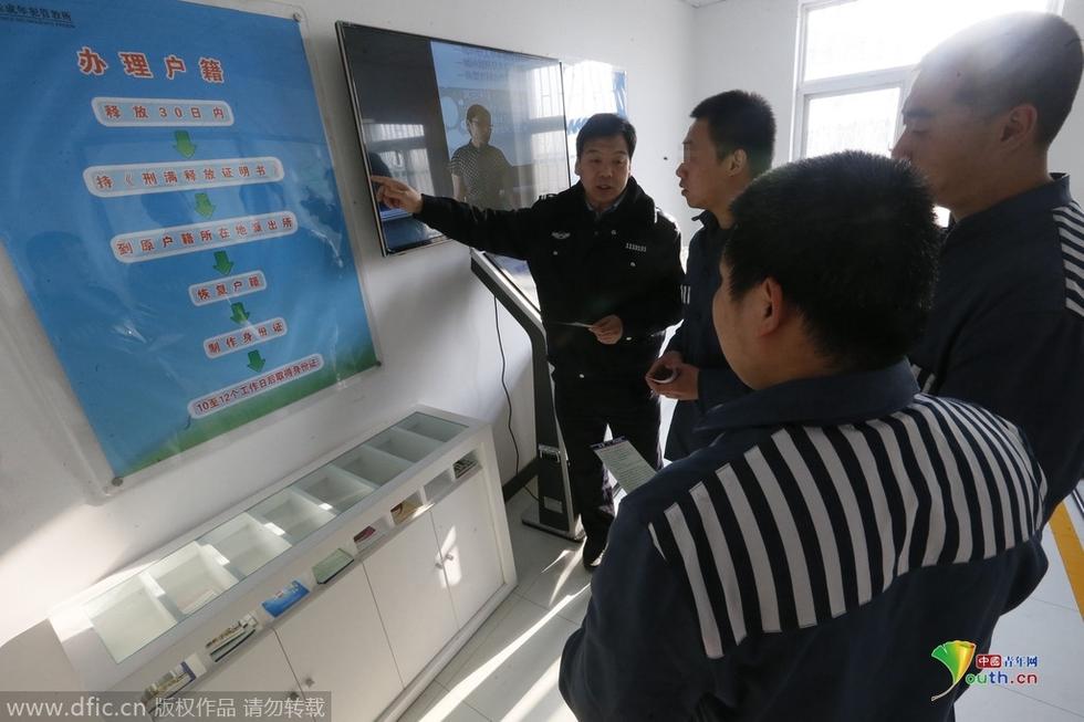 مركز لتعليم السجناء ببكين يقدم للمسجونين دروسا في ركوب المترو قبل عودتهم إلى المجتمع