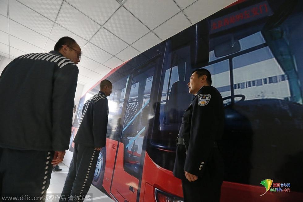 مركز لتعليم السجناء ببكين يقدم للمسجونين دروسا في ركوب المترو قبل عودتهم إلى المجتمع