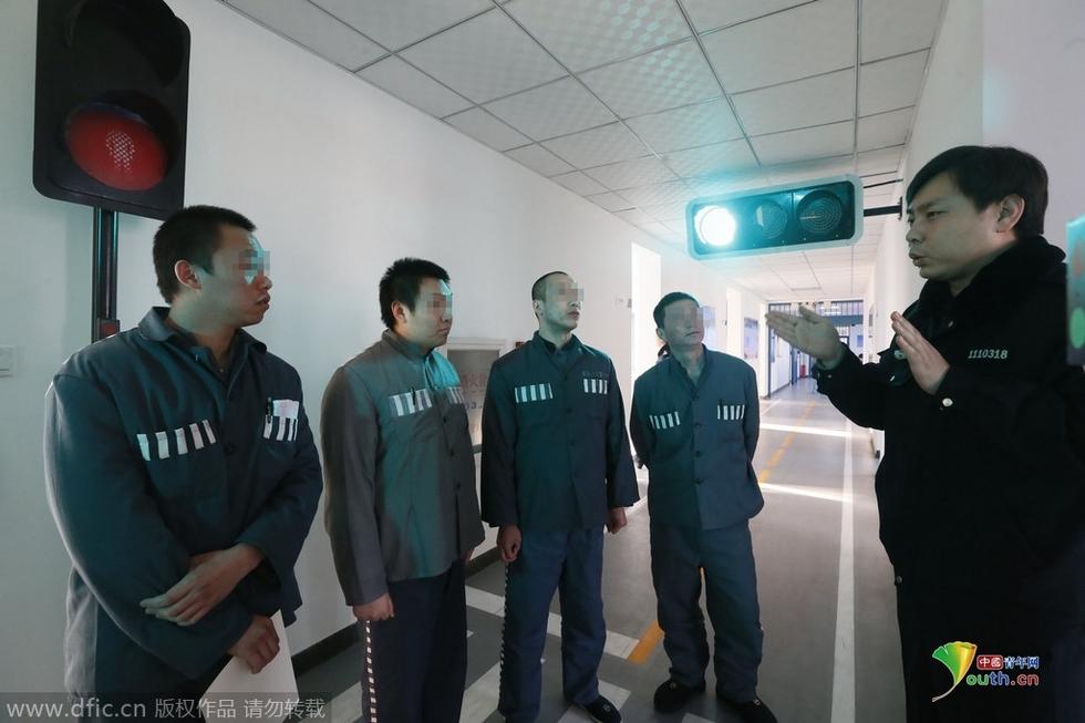 مركز لتعليم السجناء ببكين يقدم للمسجونين دروسا في ركوب المترو قبل عودتهم إلى المجتمع
