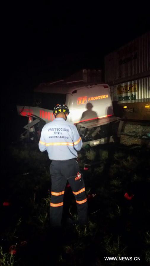 مقتل 16 شخصا إثر اصطدام قطار بحافلة قرب الحدود المكسيكية - الأمريكية