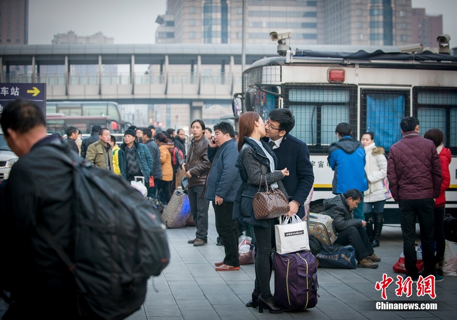 زوج من العشاق يقبلان بعضهما للوداع في محطة بكين الغربية للقطارات في 10 فبراير.