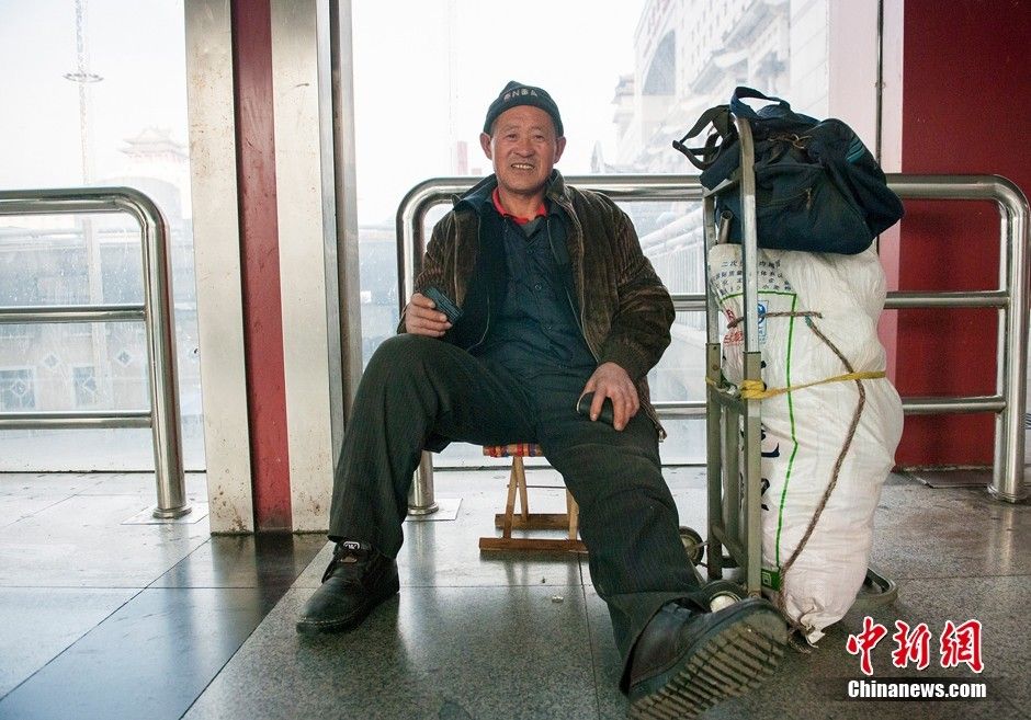 المسن جين البالغ من العمر 59 عاما ينتظر القطار للعودة إلى مقاطعة آنهوي في محطة بكين الغربية للقطارات في 10 فبراير الحالي. 