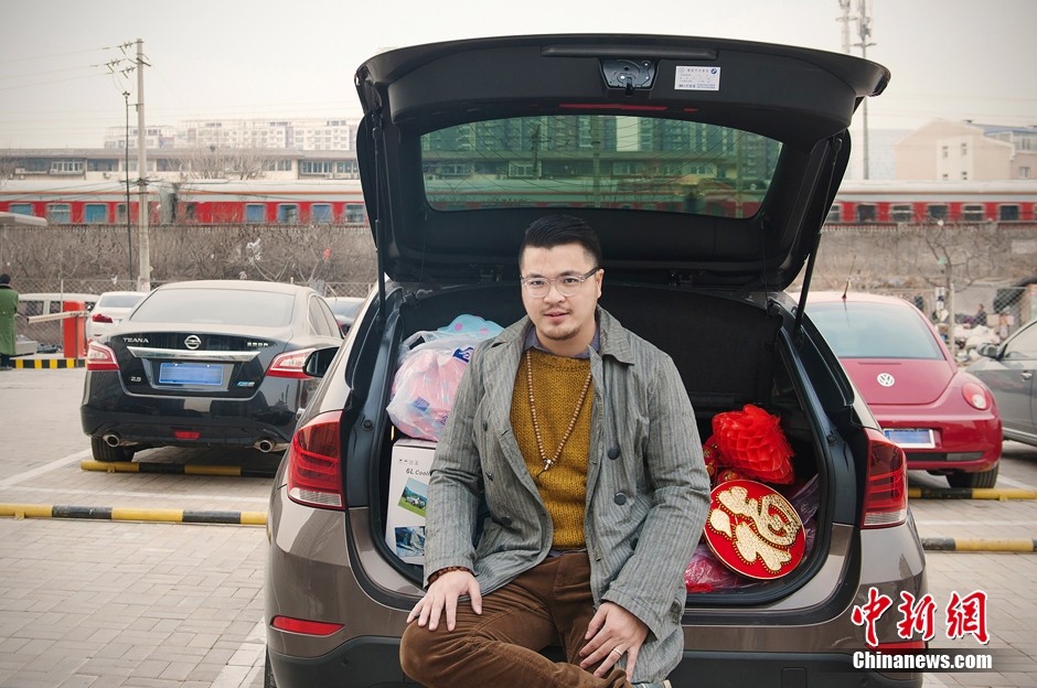 السيد هوانغ في حي تشونغتشو ببكين، سيقود السيارة الخاصة للعودة إلى منزله.  
